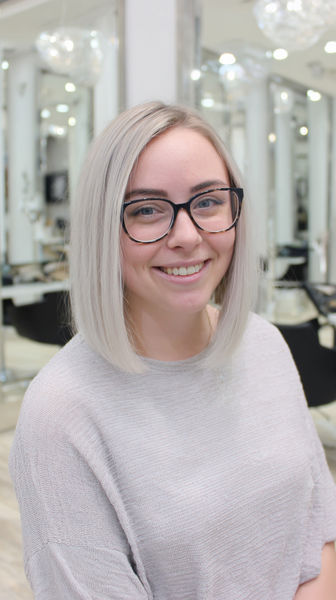 Nowoczesny, elegancki bob z prostymi końcówkami i okularami