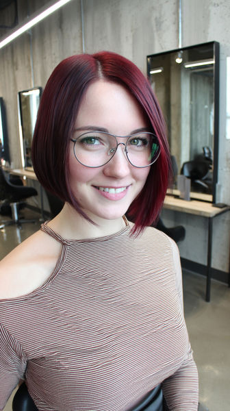 Śmiałe burgundowe bob z okularami