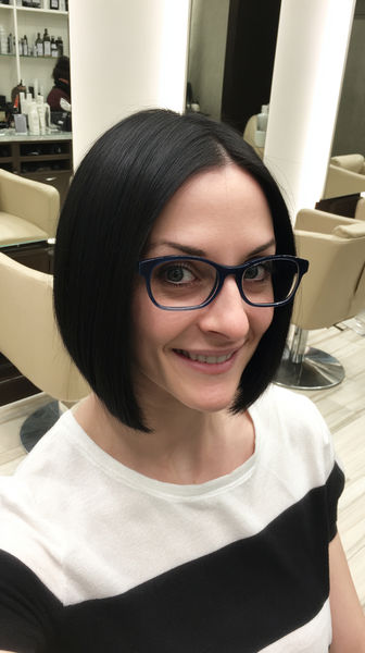 Stylowy bob z prostymi końcówkami i okulary